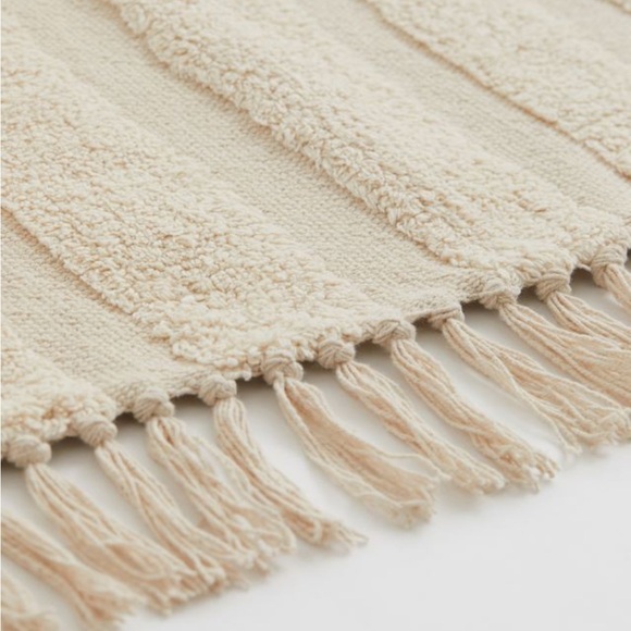 H&M HOME Large Tufted-motif Rug - Picture 3 of 9